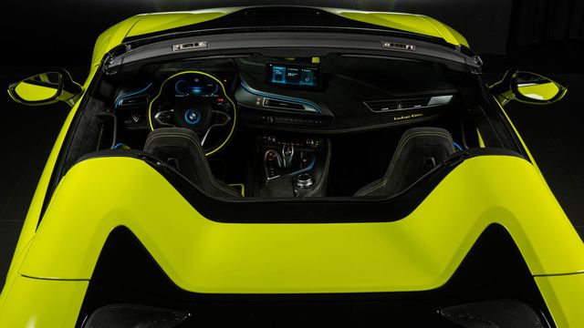 Cận cảnh chiếc BMW i8 Roadster màu xanh neon độc nhất vô nhị - 13
