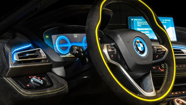 Cận cảnh chiếc BMW i8 Roadster màu xanh neon độc nhất vô nhị - 7