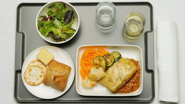 Tại sao các phi công luôn dùng suất ăn khác với phần ăn của hành khách? - 1