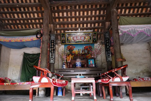 Nhà cổ 200 năm làm từ gỗ lim ở Hưng Yên, chủ nhân chào bán 2 tỷ “miễn mặc cả” - 3