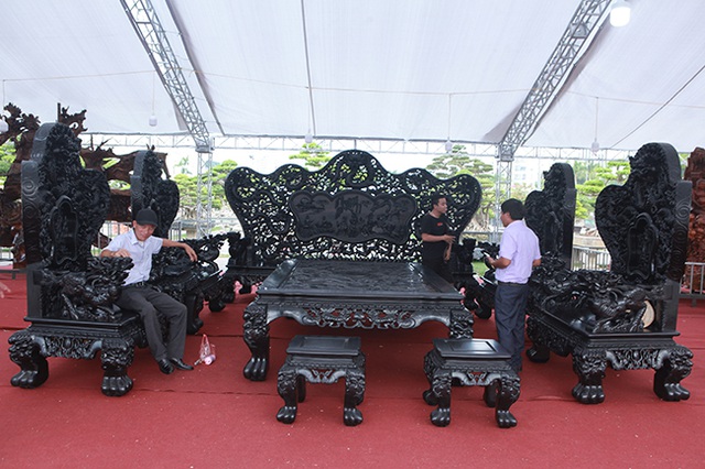 Đại gia Thanh Hóa vác bộ siêu bàn ghế 27 tỷ đồng đi triển lãm - 1