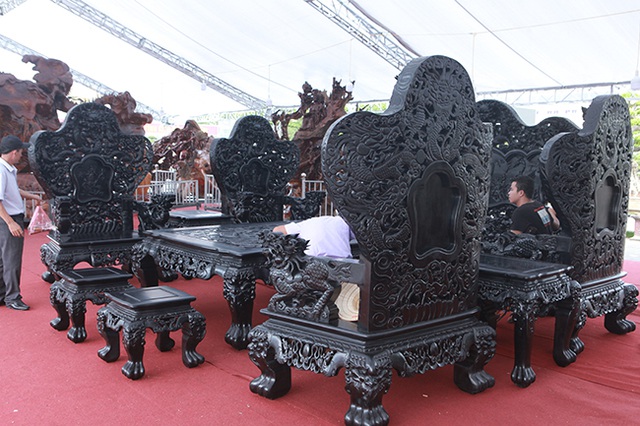 Đại gia Thanh Hóa vác bộ siêu bàn ghế 27 tỷ đồng đi triển lãm - 2
