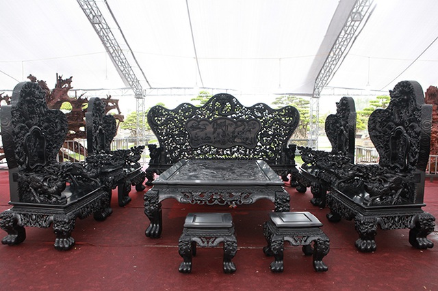 Đại gia Thanh Hóa vác bộ siêu bàn ghế 27 tỷ đồng đi triển lãm - 3