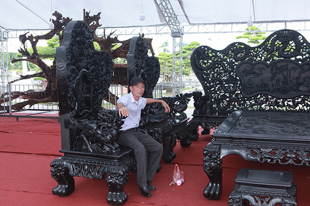 Đại gia Thanh Hóa vác bộ siêu bàn ghế 27 tỷ đồng đi triển lãm - 5
