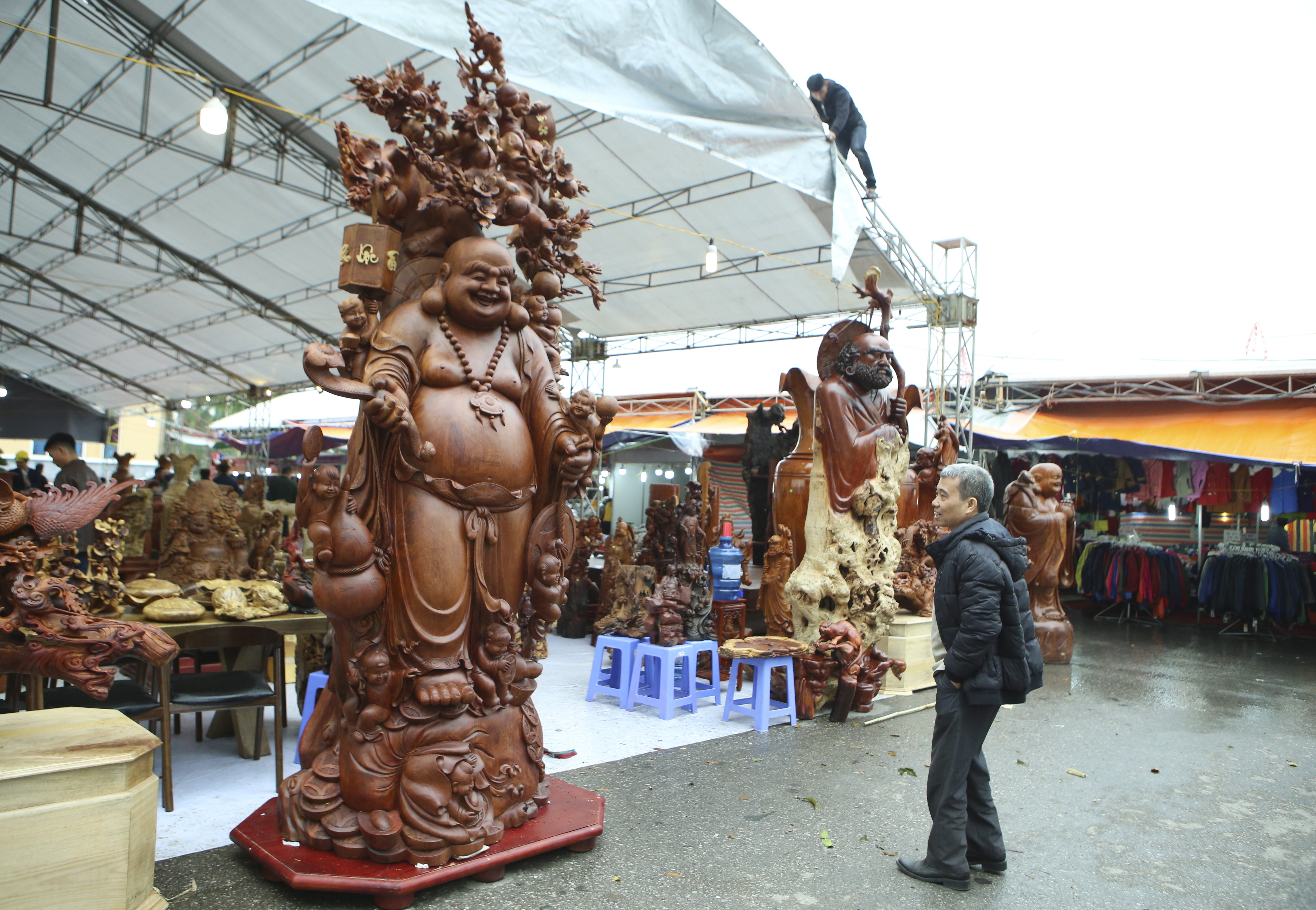 Choáng với bức tượng Phật Di Lặc Cửu tặc làm bằng gỗ hương giá 1 tỷ đồng
