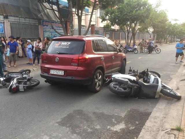 Người phụ nữ lái ô tô tông nhiều xe máy trước cổng trường tiểu học - 1