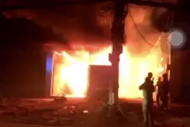 Cháy lớn xưởng gỗ ở vùng ven Sài Gòn - 1
