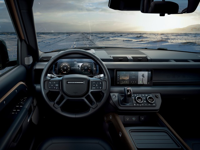 Land Rover Defender thế hệ thứ hai khởi điểm từ 3,7 tỷ đồng - 1