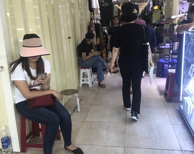 Đóng cửa hàng loạt ở trung tâm mua sắm sầm uất nhất Sài Gòn, điều gì xảy ra? - 1