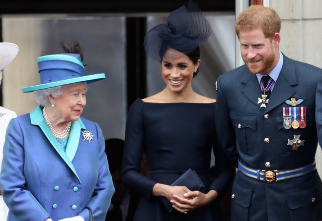 Nữ hoàng Anh bật đèn xanh để vợ chồng Hoàng tử Harry rút khỏi vai trò hoàng gia - 1