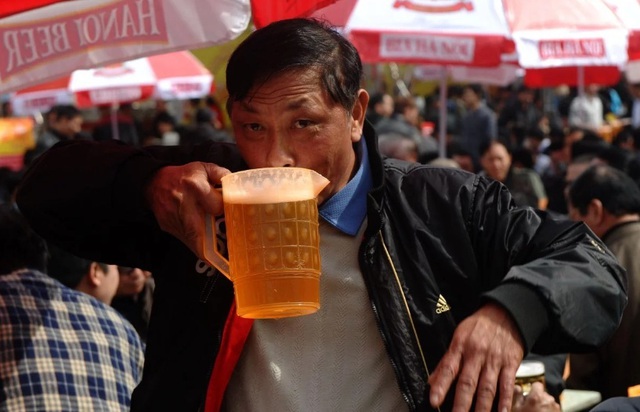 Bloomberg: Áp dụng luật bia rượu mới, doanh số bán bia tại Việt Nam tụt giảm thê thảm - 1