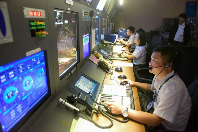 “Đột nhập” nơi kiểm soát những chuyến bay trên vùng trời quan trọng nhất Việt Nam - 7