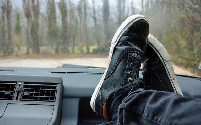 Những thói quen nguy hiểm khi lái hoặc ngồi trên xe ô tô - 19