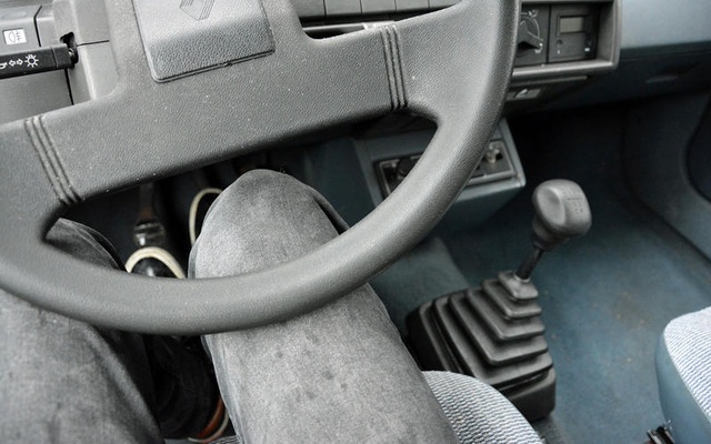 Những thói quen nguy hiểm khi lái hoặc ngồi trên xe ô tô - 7