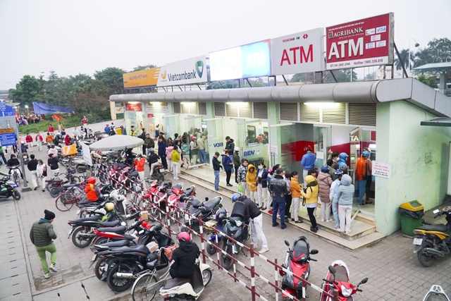 Thủ tướng yêu cầu hệ thống ATM phải thông suốt để người dân rút tiền tiêu Tết - 1