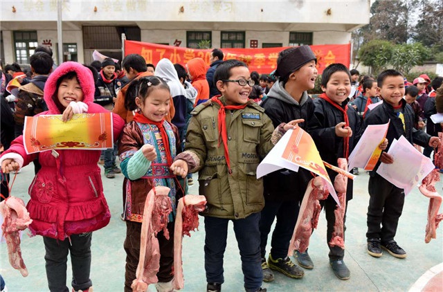 Trung Quốc trao thưởng học sinh giỏi bằng… thịt lợn - 3