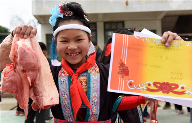 Trung Quốc trao thưởng học sinh giỏi bằng… thịt lợn