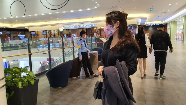 Khẩu trang y tế cháy hàng tại trung tâm thương mại, dân Hà Nội vừa chơi vừa sợ - 3
