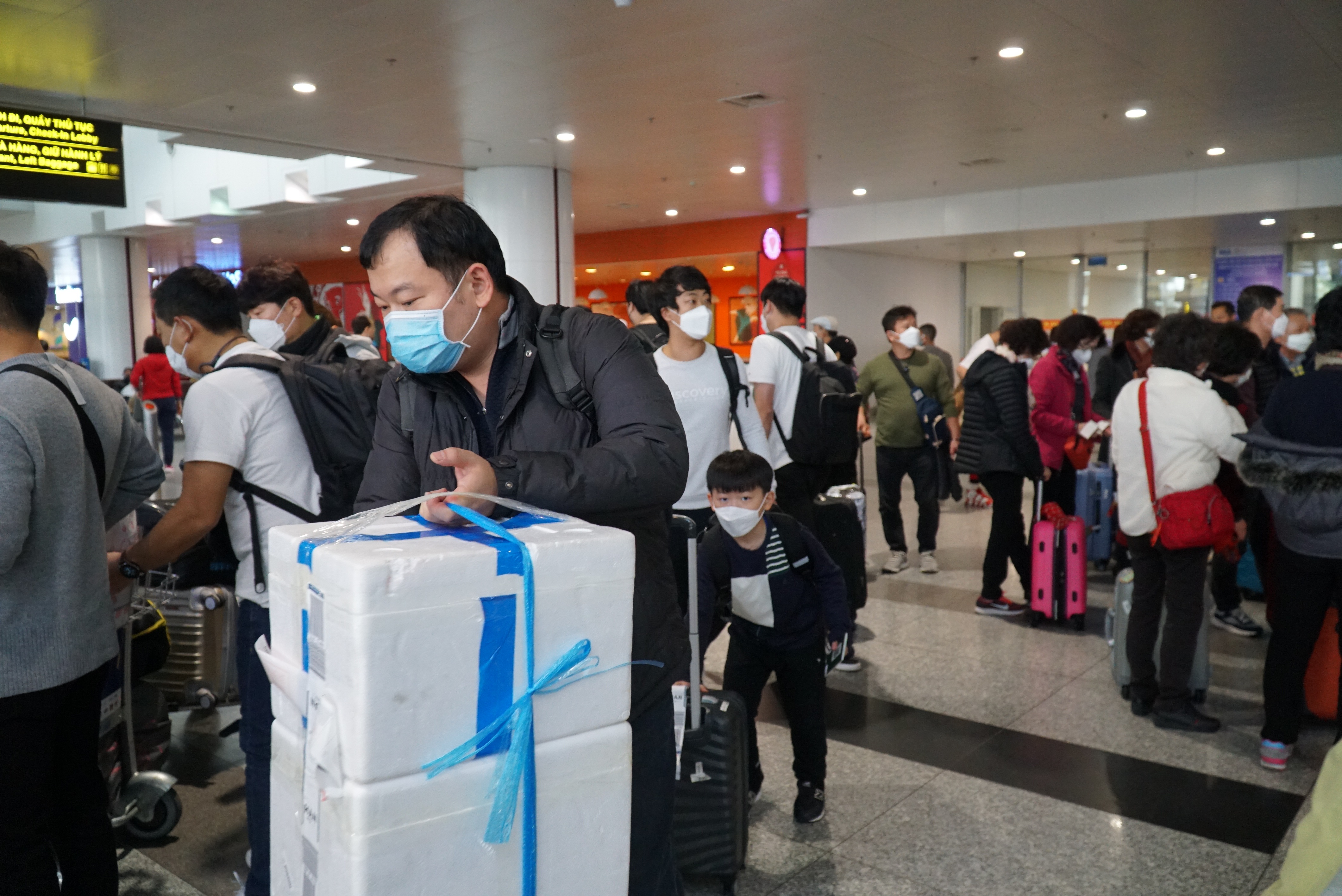 Nhóm khách Trung Quốc “cố thủ” ở Nội Bài, nhất quyết không lên máy bay về nước
