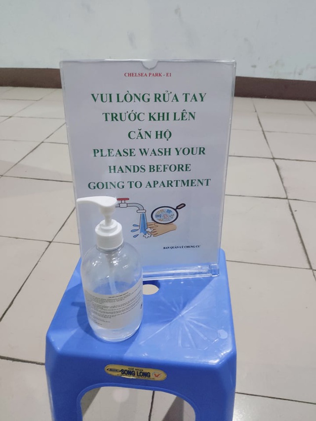 Chung cư Hà Nội treo cảnh báo, phục vụ nước rửa tay miễn phí chống dịch corona - 3