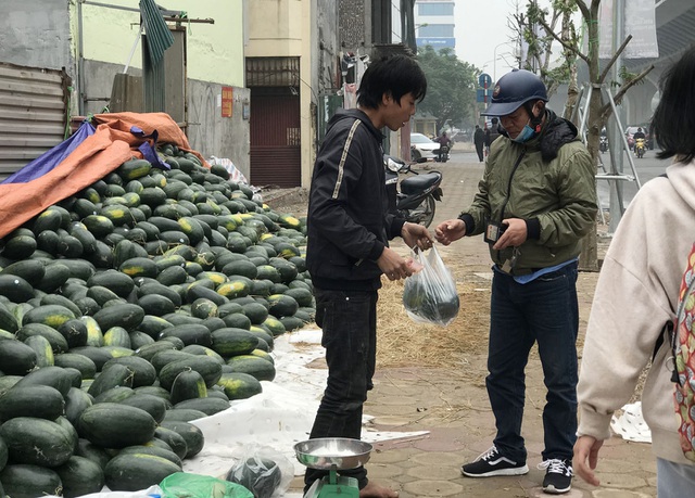 Trung Quốc đóng cửa vì dịch cúm, dưa hấu siêu rẻ, bán la liệt ở vỉa hè Hà Nội - 3