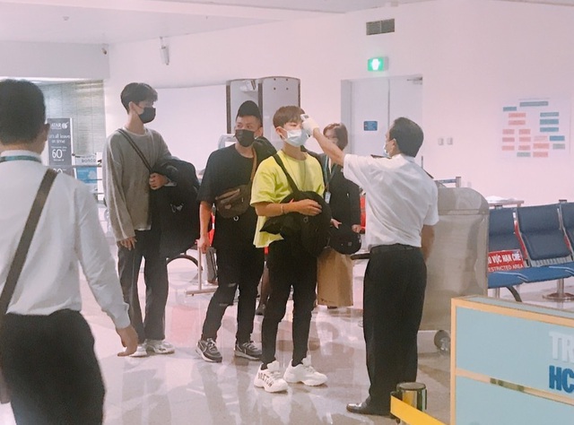 200 khách từ nước có dịch cúm bị từ chối nhập cảnh tại sân bay Tân Sơn Nhất - 3