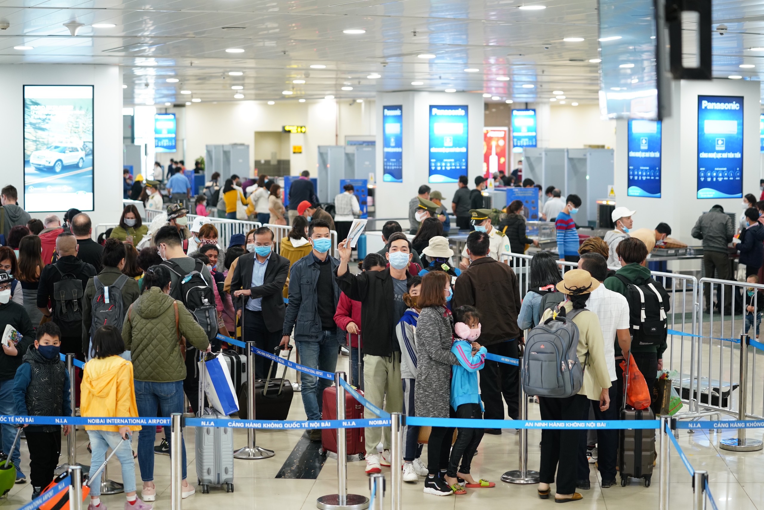 200 khách từ nước có dịch cúm bị từ chối nhập cảnh tại sân bay Tân Sơn Nhất