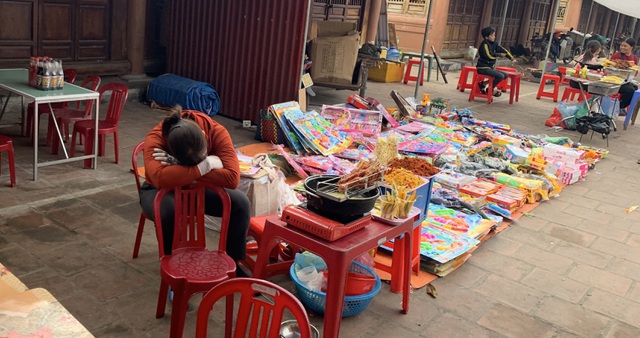 Dân buôn vừa bán hàng vừa ngủ gật, kinh tế Việt Nam ảm đạm vì corona - 1