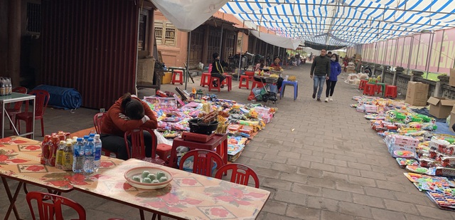 Dân buôn vừa bán hàng vừa ngủ gật, kinh tế Việt Nam ảm đạm vì corona - 2
