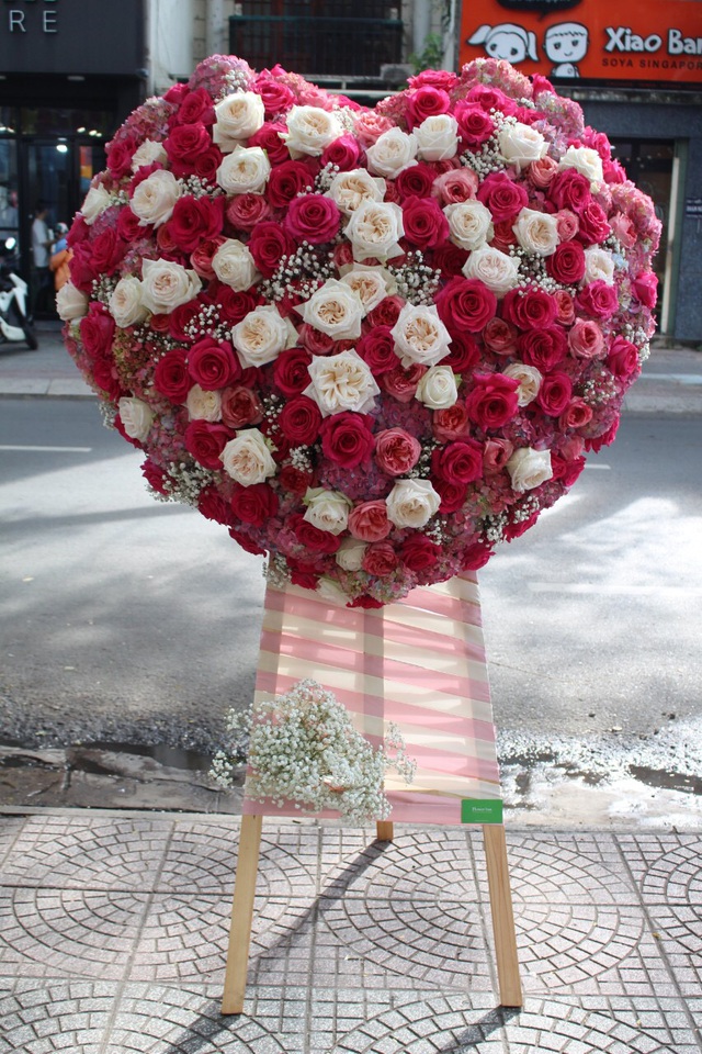 Đại gia chơi trội mua bó hoa 40 triệu đồng tặng bạn gái dịp Valentine  - 4