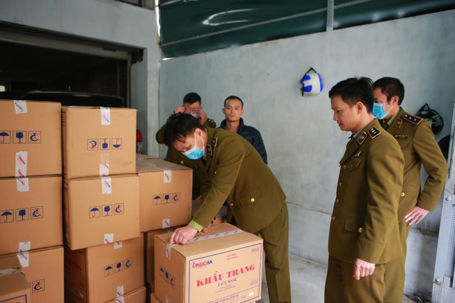 Phát hiện một người Trung Quốc thu gom 50 thùng khẩu trang tại Hà Nội - 3