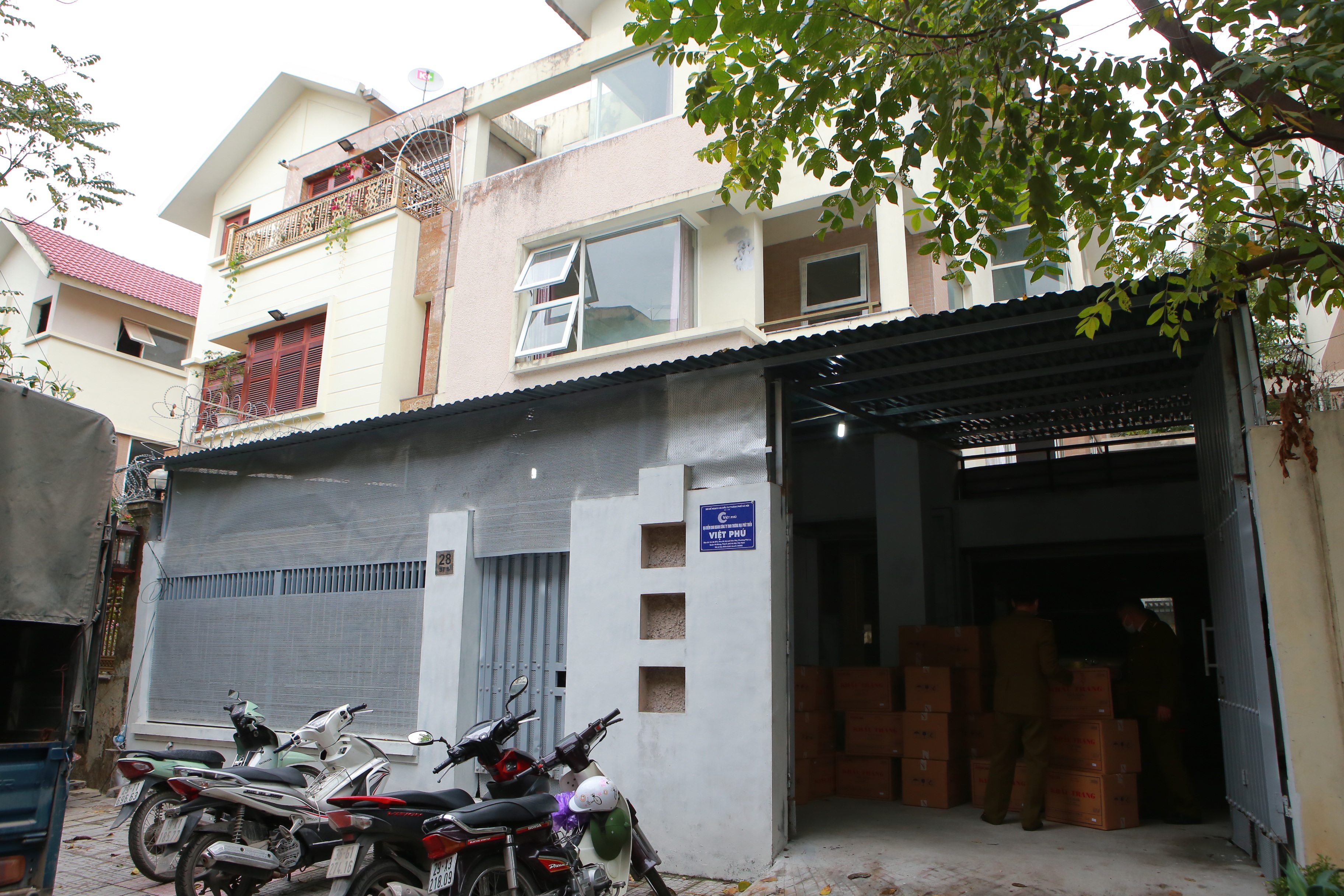 Phát hiện một người Trung Quốc thu gom 50 thùng khẩu trang tại Hà Nội