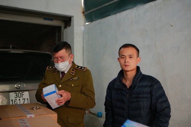 Phát hiện một người Trung Quốc thu gom 50 thùng khẩu trang tại Hà Nội - 6