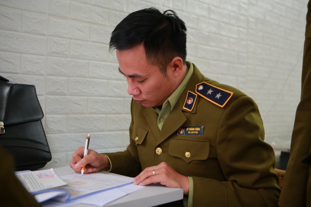 Phát hiện một người Trung Quốc thu gom 50 thùng khẩu trang tại Hà Nội - 7