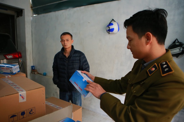Phát hiện một người Trung Quốc thu gom 50 thùng khẩu trang tại Hà Nội - 9