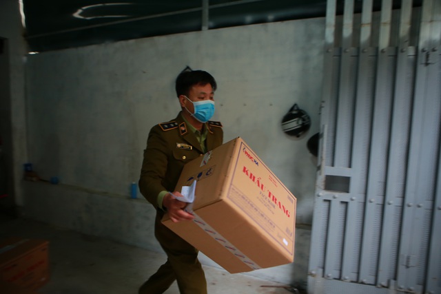 Phát hiện một người Trung Quốc thu gom 50 thùng khẩu trang tại Hà Nội - 10