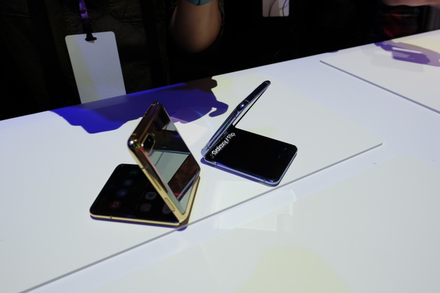 Cận cảnh smartphone màn hình gập Galaxy Z Flip - Nhỏ gọn và bóng bẩy - 1