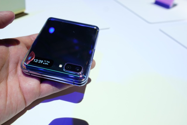 Cận cảnh smartphone màn hình gập Galaxy Z Flip - Nhỏ gọn và bóng bẩy - 11