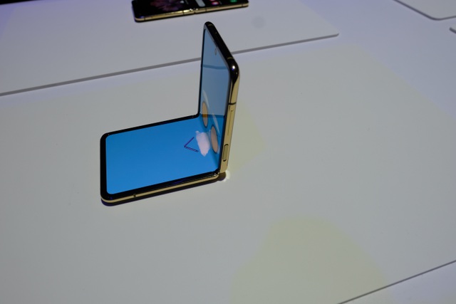 Cận cảnh smartphone màn hình gập Galaxy Z Flip - Nhỏ gọn và bóng bẩy - 14