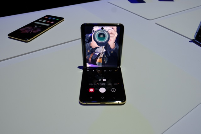 Cận cảnh smartphone màn hình gập Galaxy Z Flip - Nhỏ gọn và bóng bẩy - 15