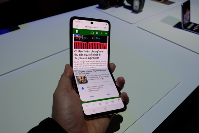 Cận cảnh smartphone màn hình gập Galaxy Z Flip - Nhỏ gọn và bóng bẩy - 16