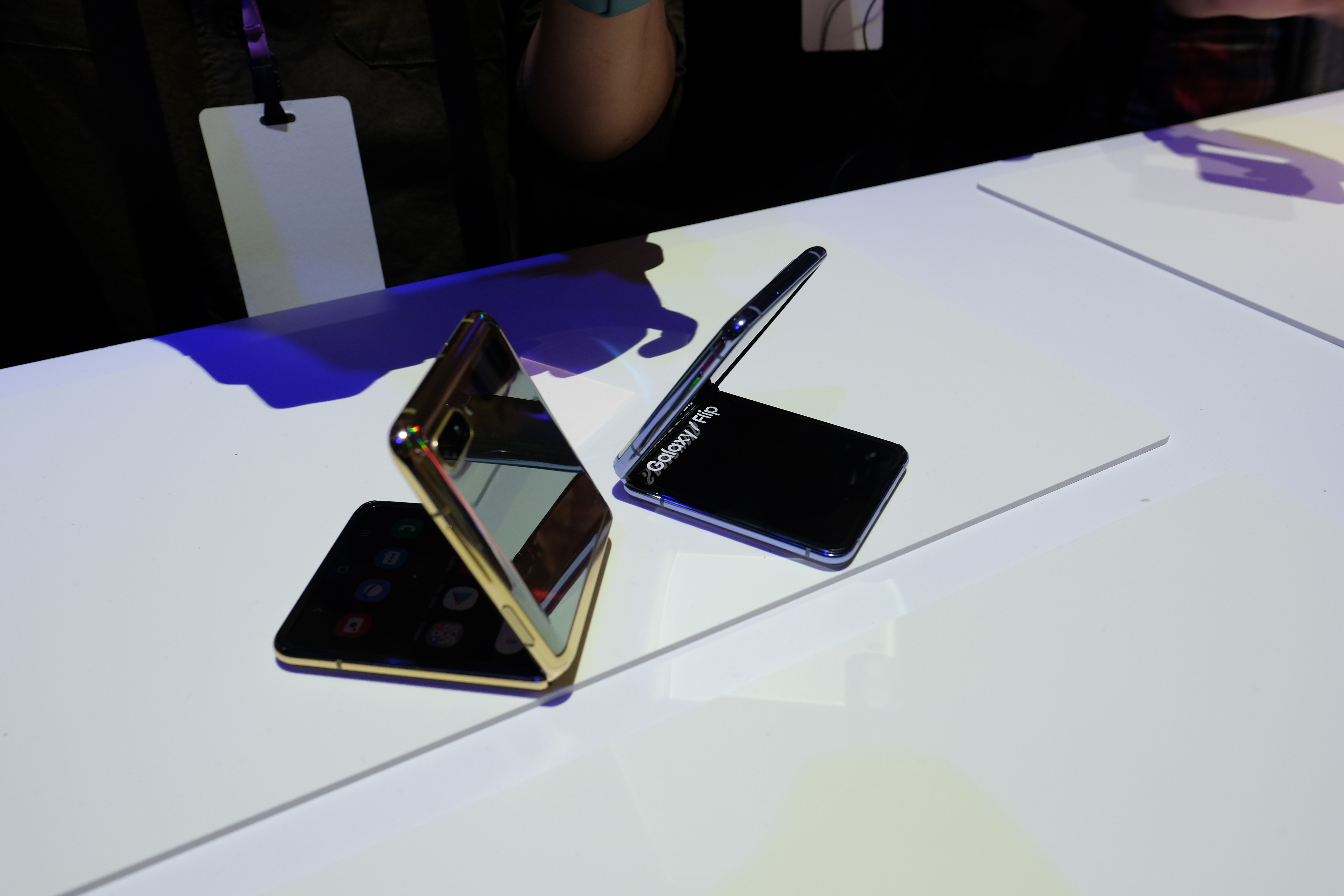 Cận cảnh smartphone màn hình gập Galaxy Z Flip - Nhỏ gọn và bóng bẩy