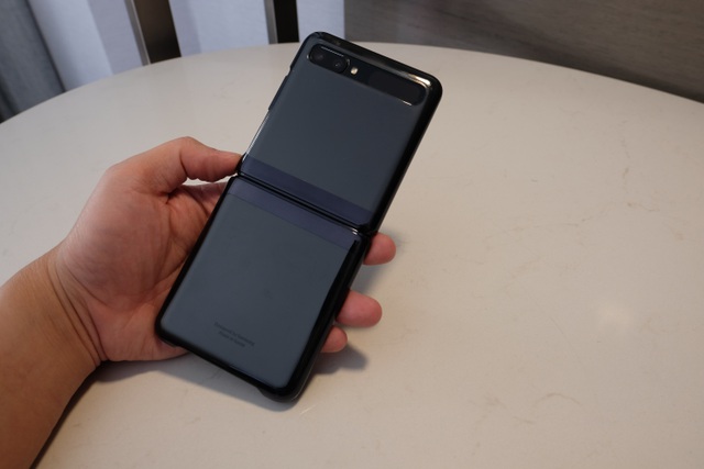 Cận cảnh smartphone màn hình gập Galaxy Z Flip - Nhỏ gọn và bóng bẩy - 6