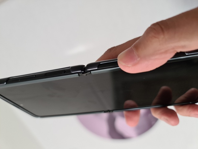 Cận cảnh smartphone màn hình gập Galaxy Z Flip - Nhỏ gọn và bóng bẩy - 8