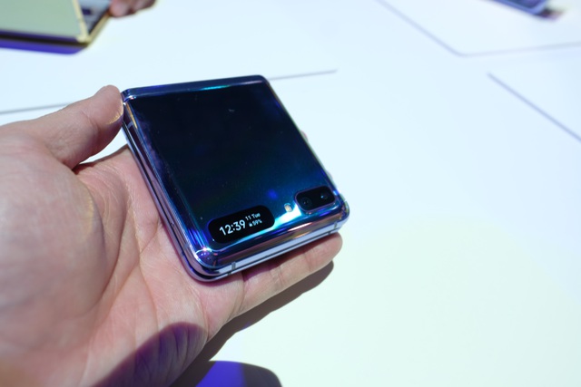 Cận cảnh smartphone màn hình gập Galaxy Z Flip - Nhỏ gọn và bóng bẩy - 9