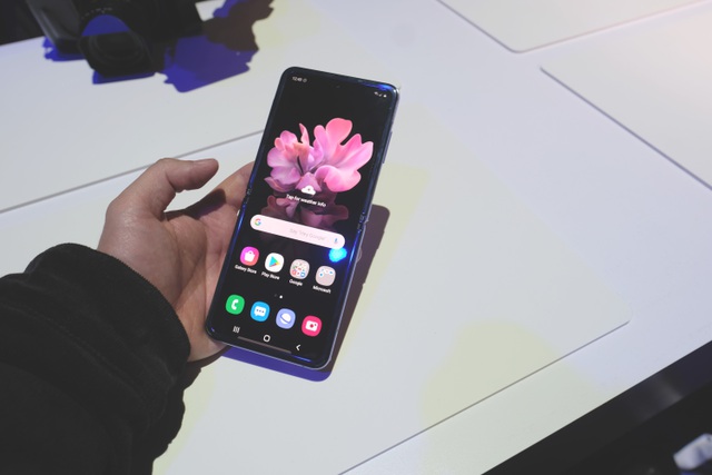 Cận cảnh smartphone màn hình gập Galaxy Z Flip - Nhỏ gọn và bóng bẩy - 10