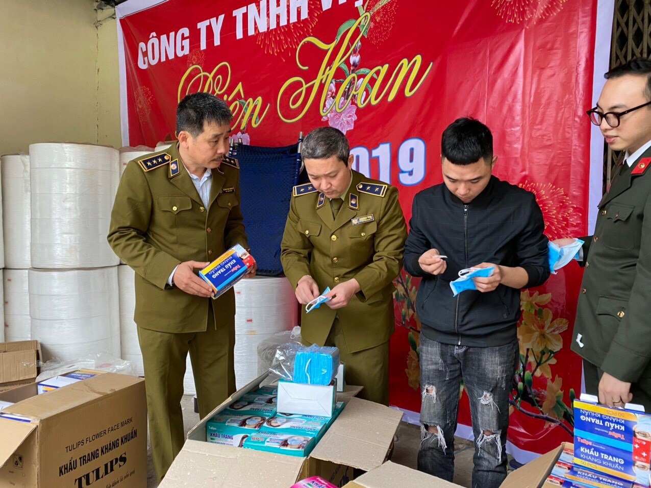 Kinh hoàng: Phát hiện xưởng làm khẩu trang kháng khuẩn bằng… giấy vệ sinh