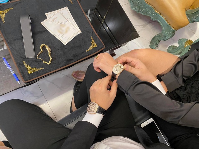 Đại gia mua đồng hồ dát kim cương hơn 1 tỷ đồng tặng bạn gái dịp Valentine - 1