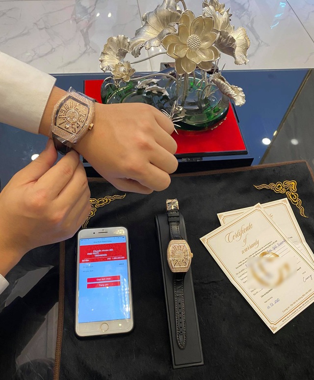 Đại gia mua đồng hồ dát kim cương hơn 1 tỷ đồng tặng bạn gái dịp Valentine - 2