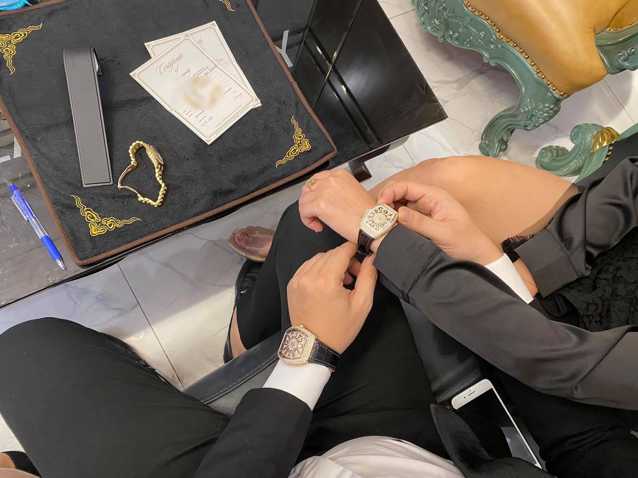 Đại gia mua đồng hồ dát kim cương hơn 1 tỷ đồng tặng bạn gái dịp Valentine